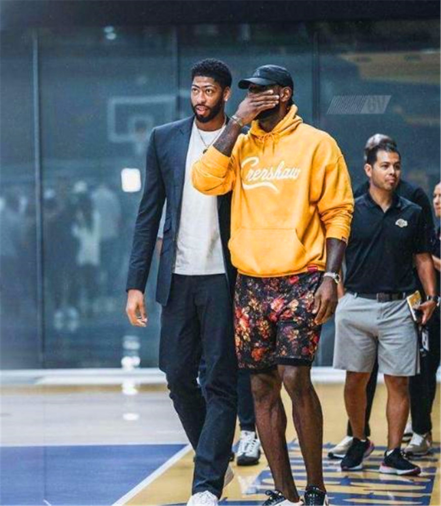 开云体育入口-洛杉矶快船迎法甲关键赛,赛后官宣签约,媒体盛赞,赛程密集仍需轮换(快船vs雄鹿文字叙述)