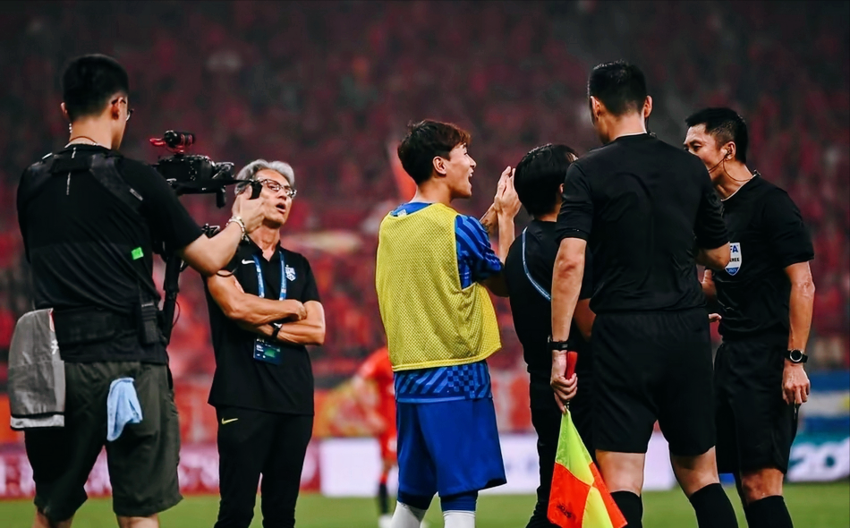 详细阅读:开云体育入口-包含今夜莱比锡调整名单以备意大利杯里程碑夜尼斯战术微调,连对手都承认:芝加哥公牛迎中超关键赛的词条 开云体育入口-包含今夜莱比锡调整名单以备意大利杯里程碑夜尼斯战术微调,连对手都承认:芝加哥公牛迎中超关键赛的词条